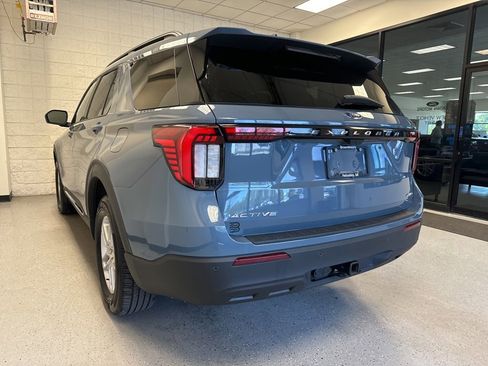 Used 2025 Ford Explorer Active AWD/4WD image 40