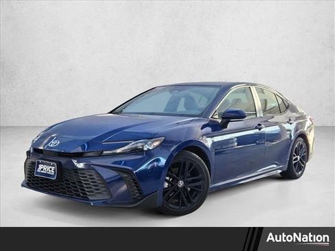 Used 2025 Toyota Camry SE image 1