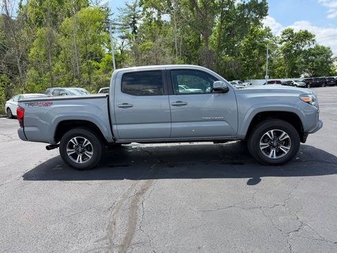 Used 2018 Toyota Tacoma TRD Sport w/ Technology Package AWD/4WD image 5