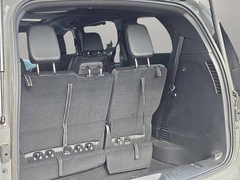 Used 2025 Chrysler Pacifica Select image 8