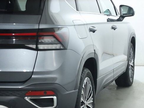 Used 2025 Volkswagen Taos SE FWD image 47