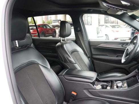 Used 2023 Jeep Grand Cherokee L Laredo image 18