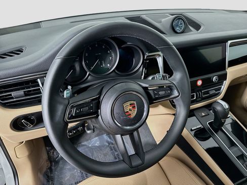 Used 2025 Porsche Macan image 12
