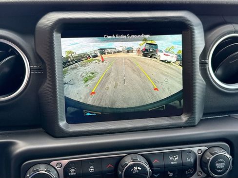 Used 2022 Jeep Wrangler Unlimited Sahara w/ Cold Weather Group AWD/4WD image 15