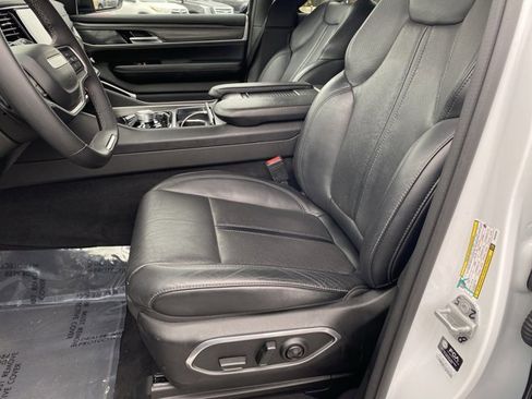 Used 2023 Jeep Wagoneer Series III w/ Preferred Equipment Group image 9