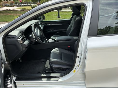 Used 2025 Toyota Camry XSE FWD image 16