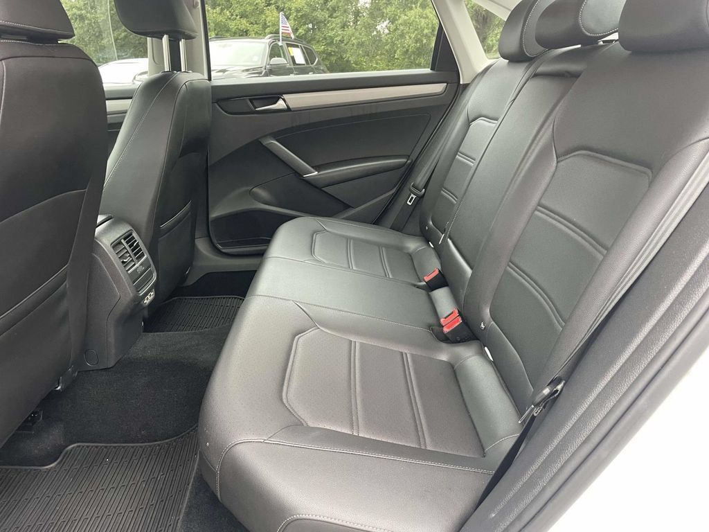 Used 2020 Volkswagen Passat 2.0T SE w/ Sunroof Package FWD image 14