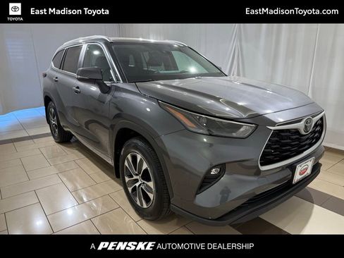 Certified 2025 Toyota Highlander XLE AWD/4WD image 1