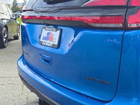 New 2026 Chrysler Pacifica Limited FWD image 17