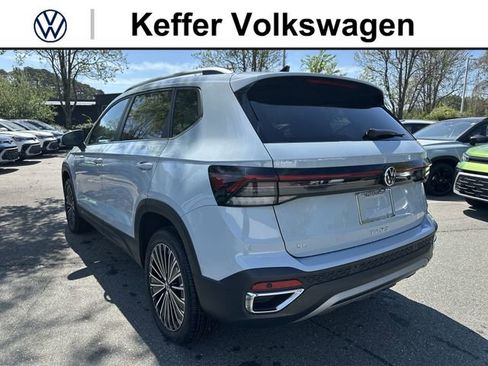 New 2026 Volkswagen Taos SE FWD image 3