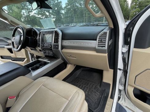 Used 2017 Ford F250 Lariat w/ Lariat Ultimate Package AWD/4WD image 32