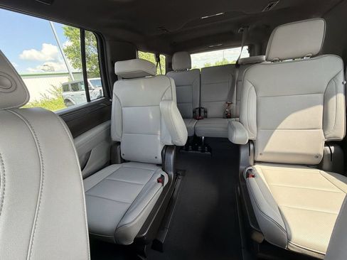 Used 2023 GMC Yukon XL SLT AWD/4WD image 29
