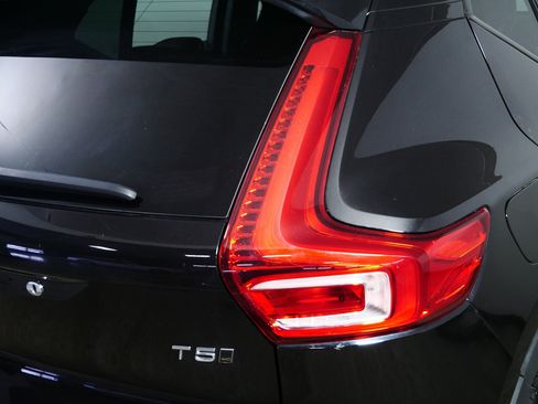 Used 2021 Volvo XC40 T5 Momentum image 17