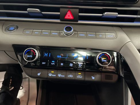 Used 2025 Hyundai Elantra SEL image 17