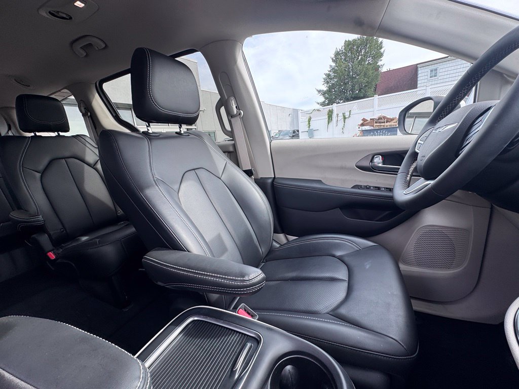 Used 2023 Chrysler Pacifica Touring-L FWD image 23