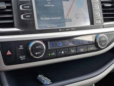 Used 2019 Toyota Highlander XLE AWD/4WD image 16