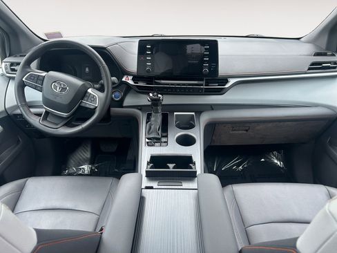 Used 2024 Toyota Sienna XSE FWD image 12