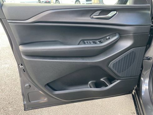 New 2025 Jeep Grand Cherokee Altitude image 9