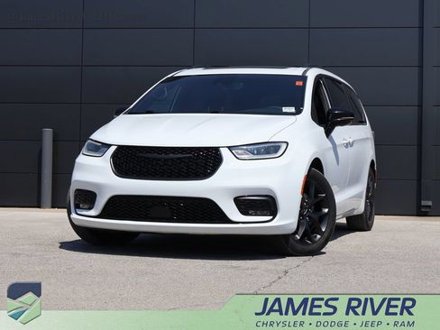 Used 2025 Chrysler Pacifica Limited FWD image 1