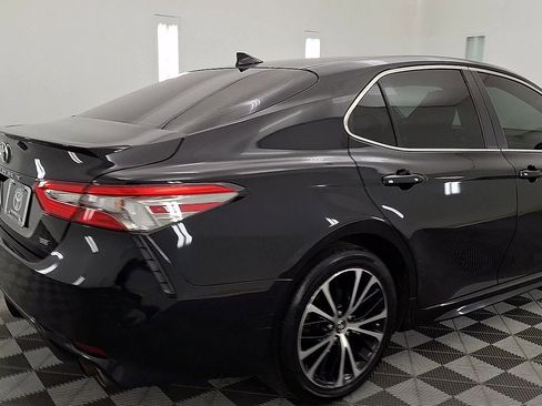 Used 2019 Toyota Camry SE image 4