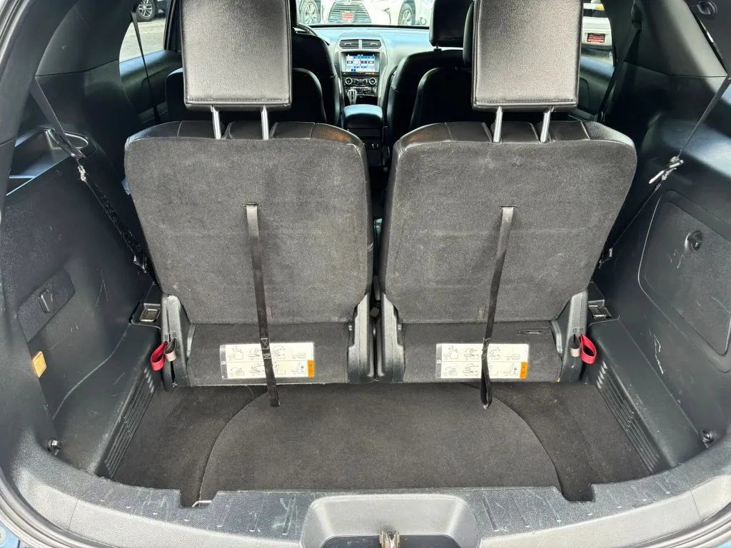 Used 2018 Ford Explorer XLT w/ Equipment Group 202A AWD/4WD image 15