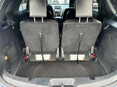Used 2018 Ford Explorer XLT w/ Equipment Group 202A AWD/4WD image 15