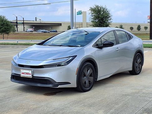 Used 2023 Toyota Prius LE FWD image 4