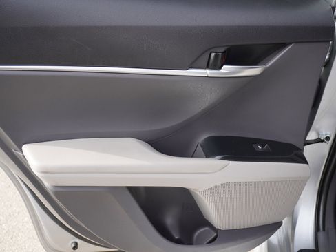 Used 2020 Toyota Camry SE w/ Sunroof Package image 12