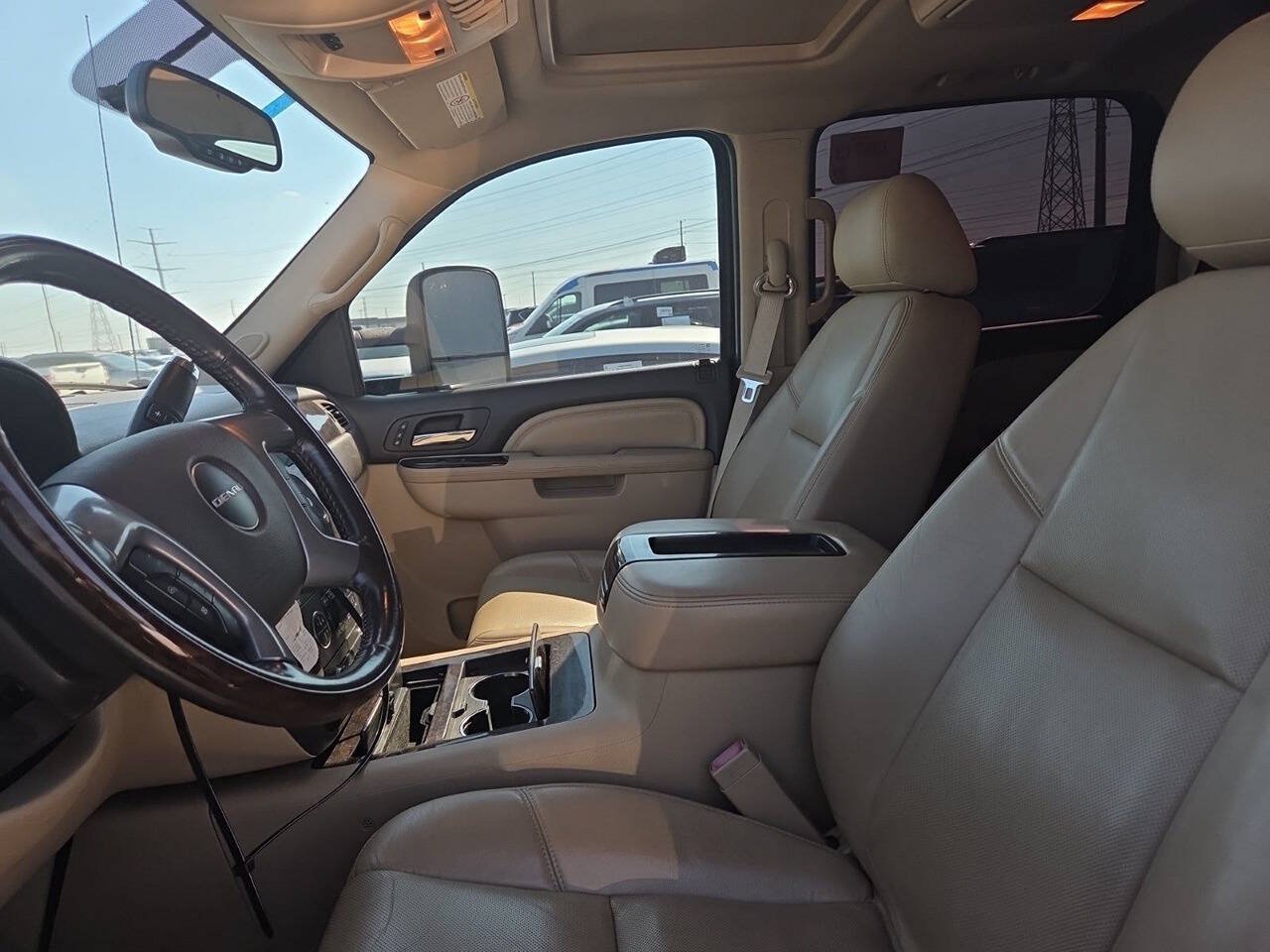 Used 2014 GMC Sierra 2500 Denali w/ Suspension Package, Off-Road AWD/4WD image 16