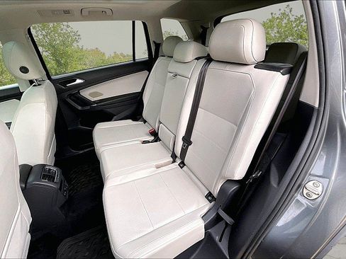 Used 2018 Volkswagen Tiguan SE w/ Panoramic Sunroof Package FWD image 21