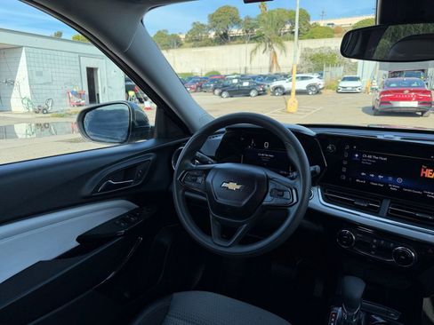 Used 2025 Chevrolet Trax LT image 32