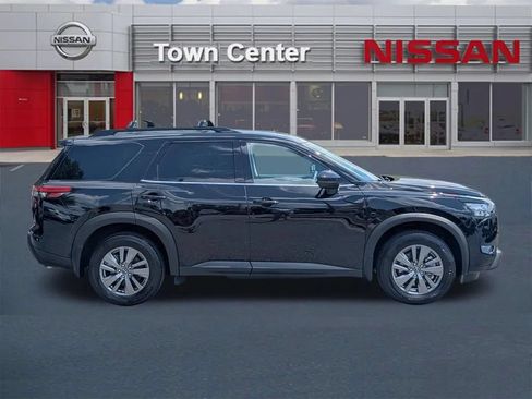 Certified 2025 Nissan Pathfinder SV w/ SV Premium Package FWD image 8