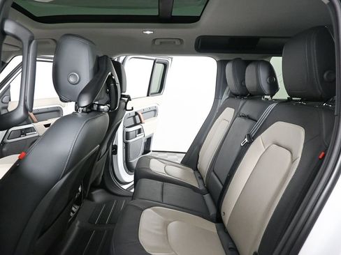 Used 2024 Land Rover Defender 110 X-Dynamic SE image 18