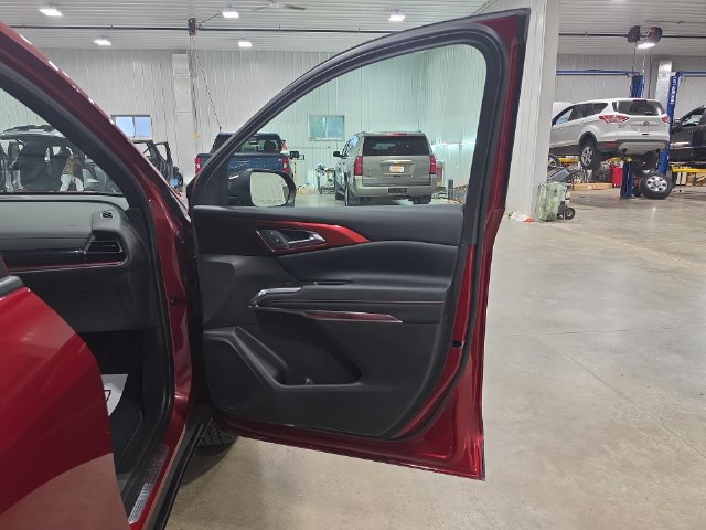 Used 2025 Chevrolet Traverse Z71 w/ Driver Confidence Package AWD/4WD image 32