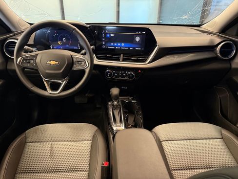 Used 2025 Chevrolet Trax LT w/ LT Convenience Package FWD image 9