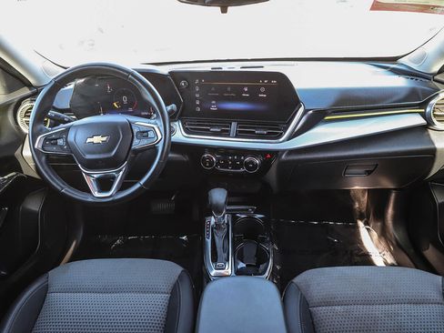 Used 2024 Chevrolet Trax LT w/ Sunroof Package image 13