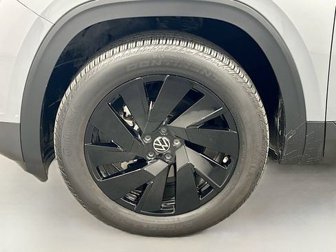Used 2025 Volkswagen Atlas Cross Sport SE FWD image 28