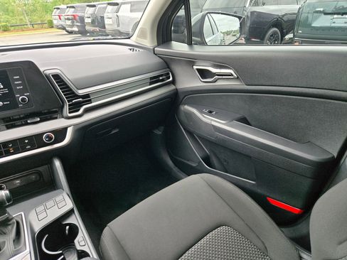 Used 2025 Kia Sportage LX FWD image 11