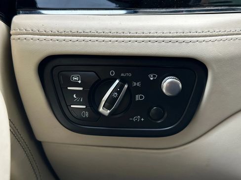 Used 2017 Bentley Bentayga AWD/4WD image 38