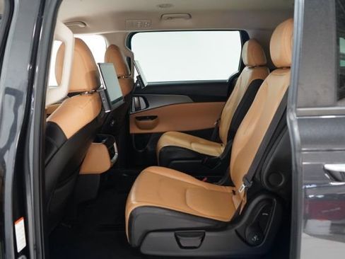 Used 2022 Kia Carnival LX image 31