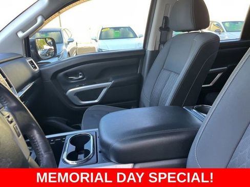 Used 2018 Nissan Titan SV w/ SV Convenience Package AWD/4WD image 9