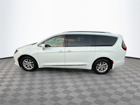Used 2020 Chrysler Pacifica Touring-L image 9