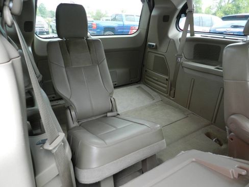 Used 2014 Chrysler Town & Country Limited w/ Luxury Group image 14