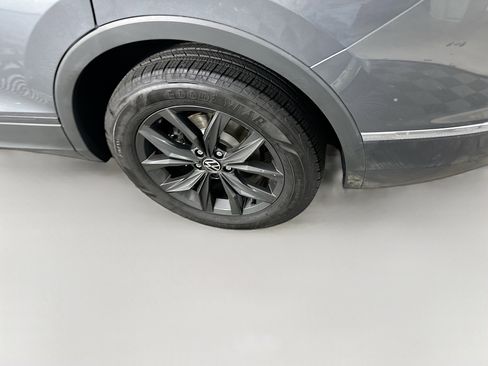 Used 2024 Volkswagen Tiguan SE image 11