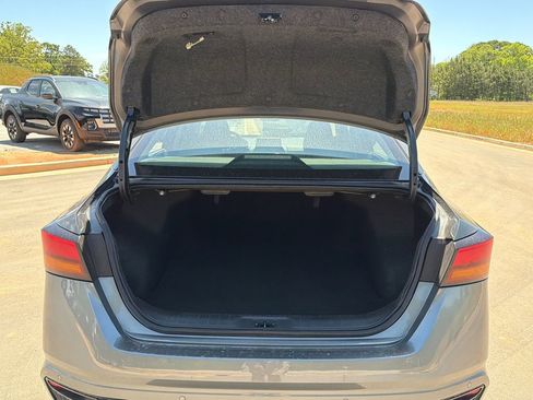 Used 2025 Nissan Altima 2.5 SV FWD image 18