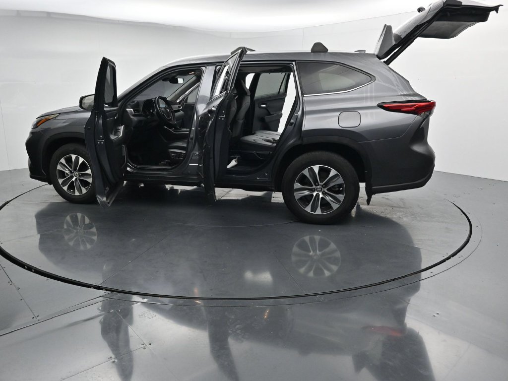 Used 2022 Toyota Highlander XLE AWD/4WD image 28