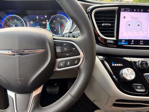 Used 2023 Chrysler Pacifica Touring-L FWD image 24