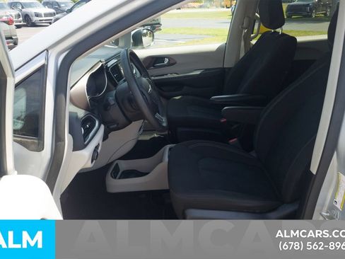 Used 2023 Chrysler Voyager LX FWD image 15