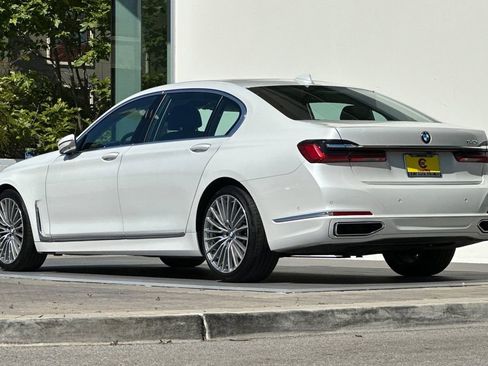 Used 2022 BMW 740i w/ Premium Package RWD image 5