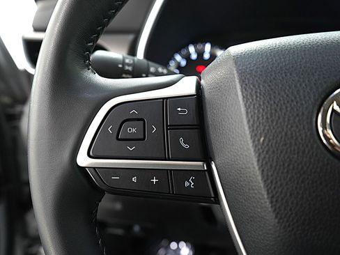 Used 2023 Toyota Highlander XLE image 27